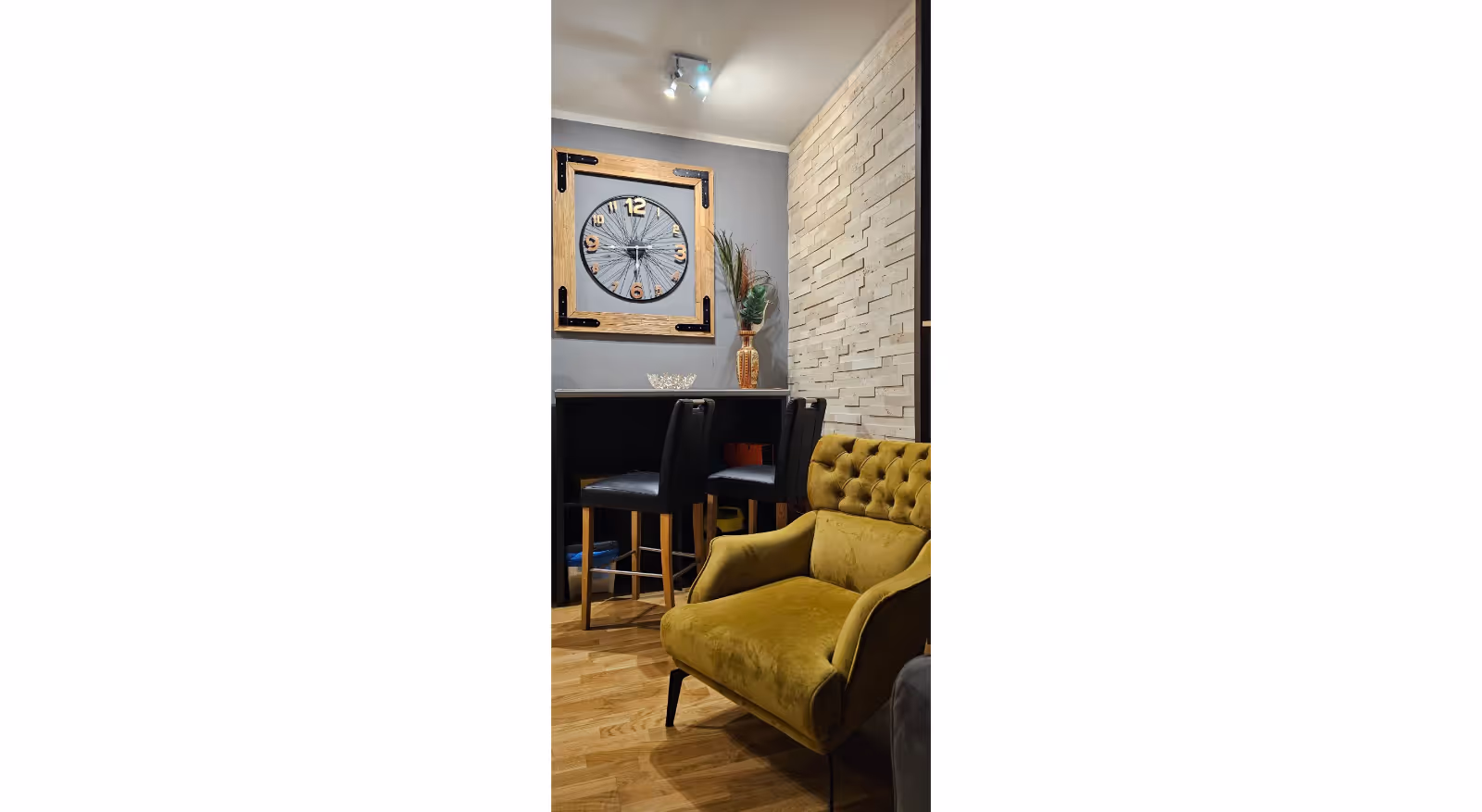 Udobna žuta fotelja u dnevnom boravku - apartman Kalina