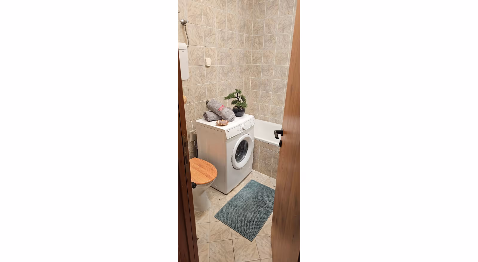 Kompletno opremljeno kupatilo sa kadom i veš mašinom - apartman Marijana, Novi Sad
